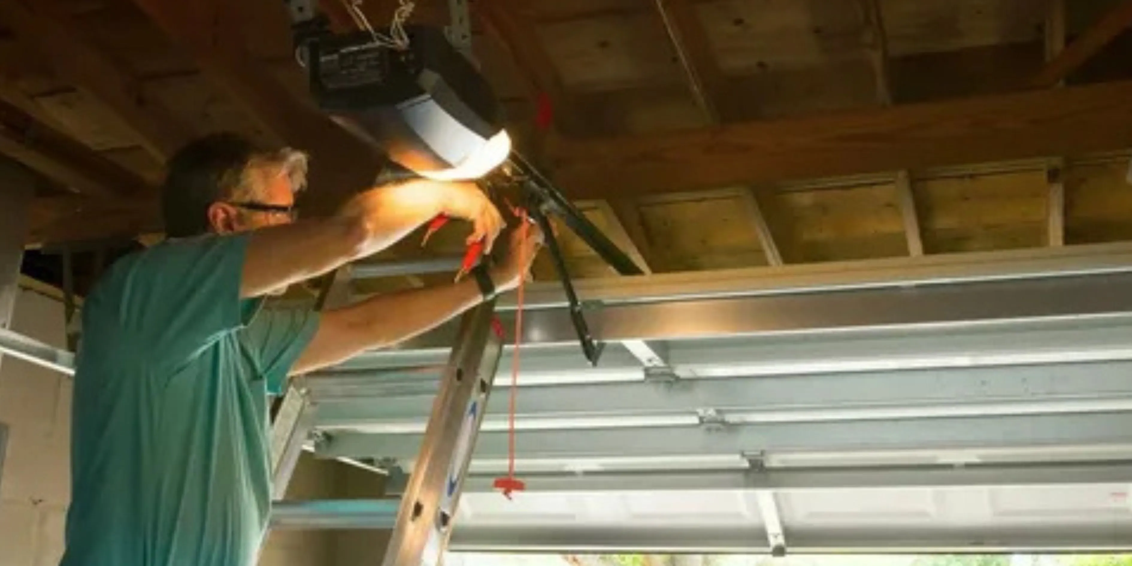 What Garage Door Problems Require Emergency Repair in Oak Ridge?