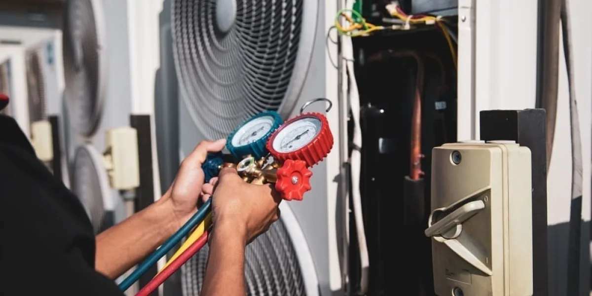 Repair vs. Replace: How an HVAC Contractor in Fort Worth, TX Helps You Decide